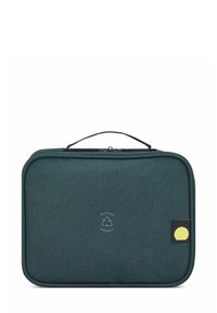 Funda rectangular de tela color teal con un zipper negro, un asa en la parte superior y un pequeño logo en círculo amarillo. Presenta un emblema de materiales reciclados.