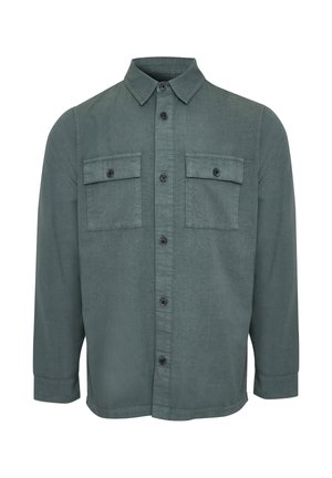 Pánská košile s dlouhým rukávem v tlumeně zelené barvě, s dvěma předními kapsami na knoflíky a špičatým límečkem.