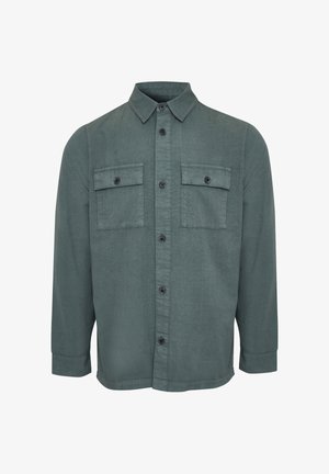 Herrenhemd mit langen Ärmeln und Knopfleiste in gedämpftem Grün, mit zwei vorderen Brusttaschen mit Knopflappen und spitzem Kragen.