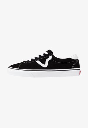 Sorte ruskinds sneakers med hvide snørebånd og et hvidt logo på siden, som har en hvid sål med en sort stribe. Klassisk afslappet stil.