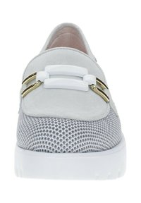 Zapatilla gris con un diseño de malla texturizada y acentos de ante, dos correas blancas y herrajes dorados. La suela de goma blanca completa el look.