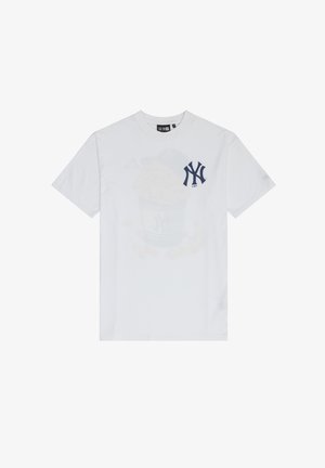 Hvit bomull t-skjorte med en marineblå New York Yankees-logo og et subtilt trykt popcornbøtte-design på forsiden.