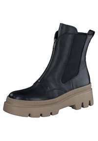 Botină din piele neagră, cu toc plat, prezentând un fermoar lateral și panouri elastice. Suprafață texturată cu un design robust al tălpii.