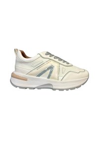 Baskets blanches avec une tige en cuir texturé, des accents gris, un bout rond et une semelle épaisse dotée d'un détail de talon beige clair.