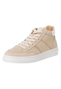 Sneaker alta in suede beige con suola in gomma bianca, punta tonda e lacci piatti. Presenta un tallone bianco a contrasto e un dettaglio logo in rilievo.
