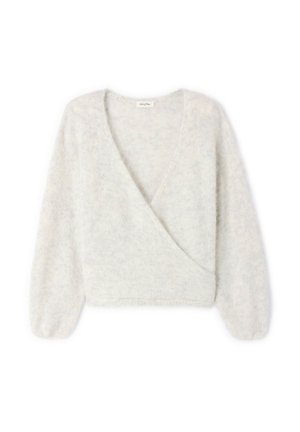 Světle šedý zkrácený svetr vyrobený z měkkého, chlupatého materiálu. Má hluboký výstřih do V a mírně nabírané dlouhé rukávy. Bez vzorů nebo ozdob.