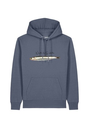 Blauwe hoodie met voorzak, met een realistische visillustratie en cursieve tekst boven de vis op het borstgebied.