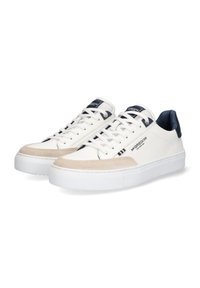 Witte leren sneakers met beige suède accenten, een marineblauwe hieltab en platte veters. Beschikt over een gestructureerde zool en logo-details aan de zijkant.