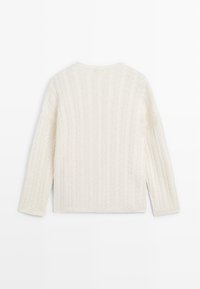 Maglione bianco a trecce con un motivo testurizzato, dotato di scollatura rotonda e maniche lunghe, in una vestibilità rilassata.