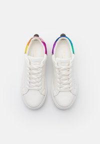 Sneaker bianche in pelle con una finitura liscia, punta rotonda e accenti metallici color arcobaleno sul tallone. Design con lacci piatti.