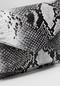 Pieces Axelremsväska - grey