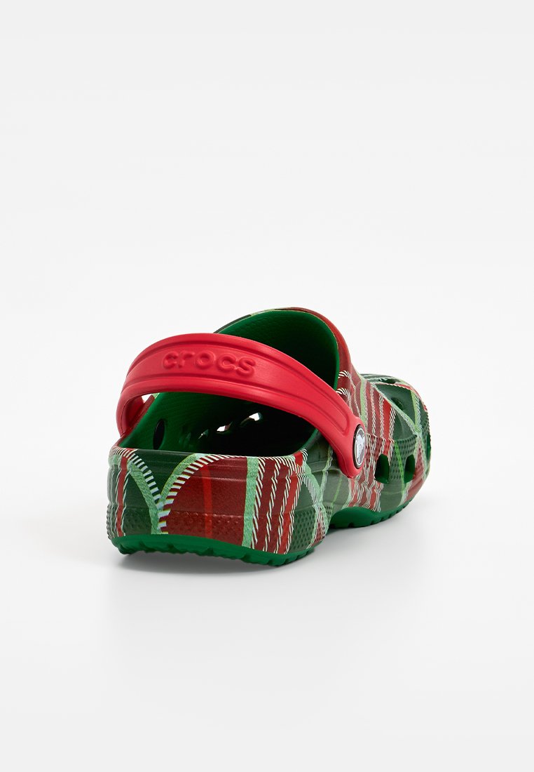Crocs de color rojo y verde con un patrón, con tira trasera, material ligero y agujeros de ventilación. Presentan un acabado texturizado y un logo.