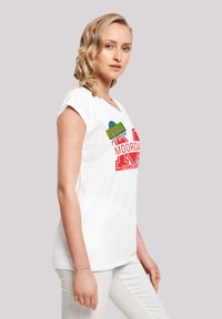 Weißes T-Shirt mit kurzen Ärmeln, verziert mit einem mehrfarbigen Grafikdruck, der den Text "MOORDAY" und geometrische Akzente in Grün und Rot zeigt.