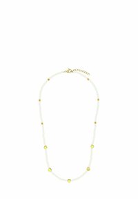 Collana di perle bianche con accenti a forma di cuore dorati e piccole perline dorate, dotata di chiusura a morsetto e catena regolabile per la misura.