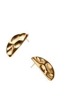 Kolczyki na sztyft ze złoconego metalu o zakrzywionym, fakturowanym wzorze, łączące gładkie i młotkowane powierzchnie dla wizualnego kontrastu.