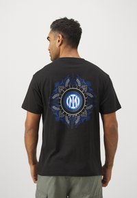 Legacies INTER MILANO MAIOLICA TEE - Sporto klubų atributika - black