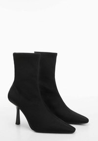 Bottines noires à bout pointu, en tissu doux. Elles présentent un talon aiguille fin et un design de tige ajustée et serrée.