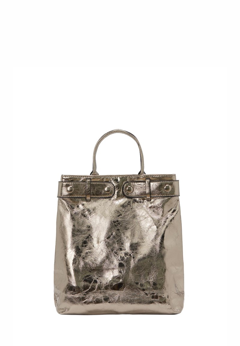 Metalisk sølv tote taske med glat tekstur, struktureret design, dobbelte top-håndtag og dekorative hardware-detaljer på den øverste kant.