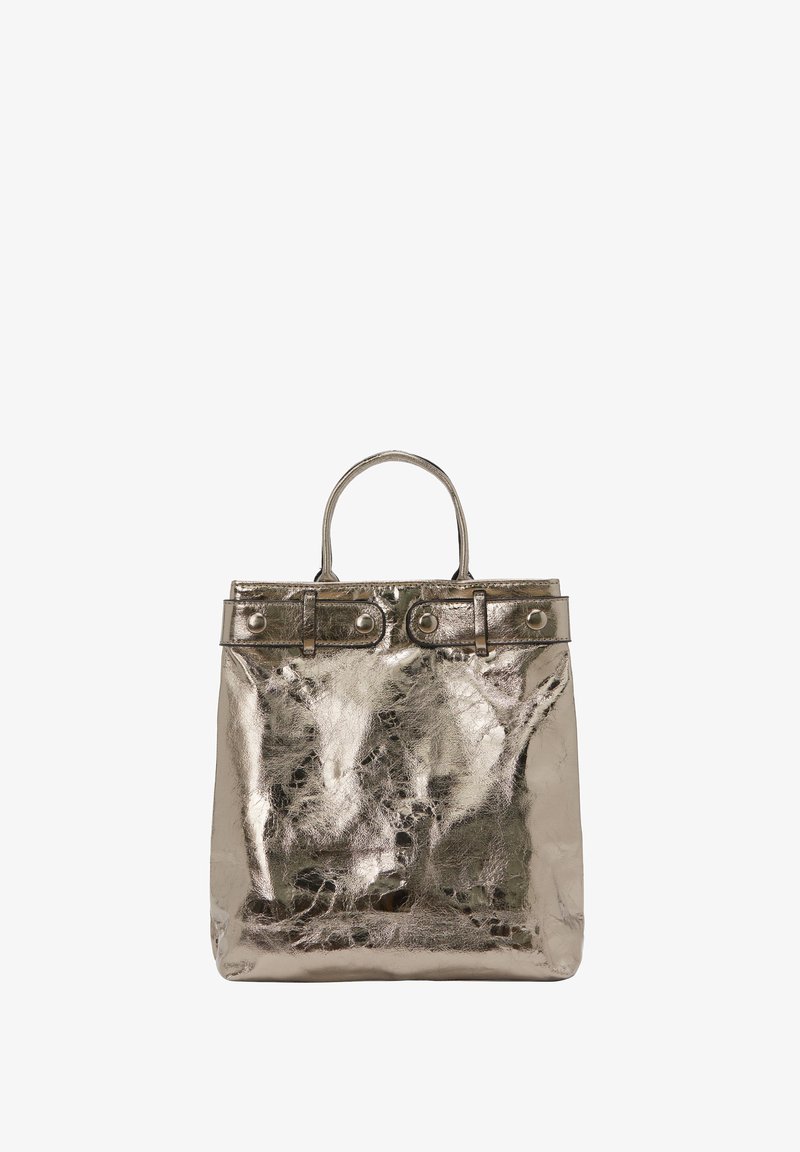 Bolso tote metálico plateado, con textura suave, diseño estructurado, dos asas superiores y acentos decorativos de hardware en la banda superior.
