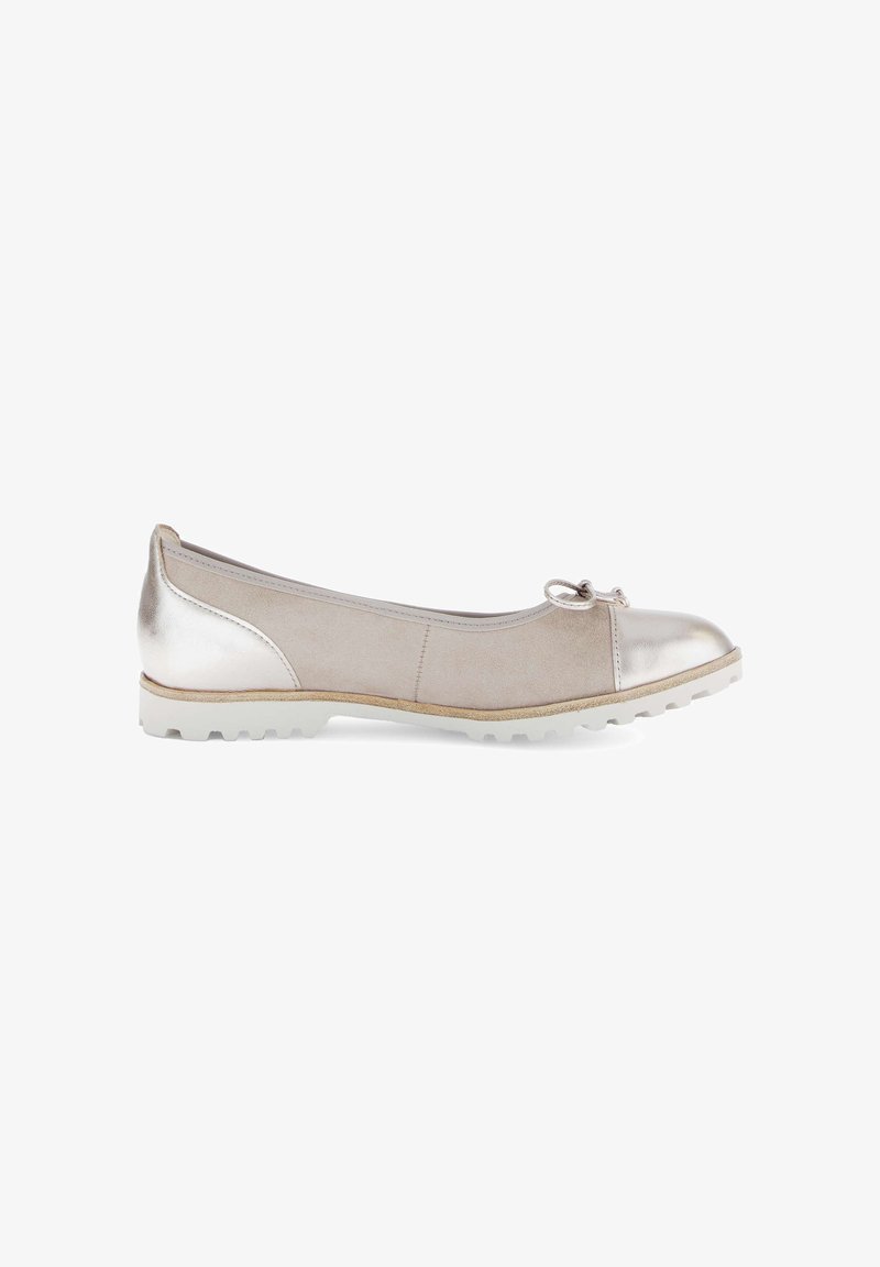 Chaussure plate beige pour femme avec bout et talon métalliques, ornée d'un petit nœud décoratif à l'avant et d'une semelle en caoutchouc striée.