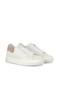 Weiße Leder-Sneaker mit glatter Textur, ausgestattet mit einer pinken Wildleder-Fersenpartie, die mit Nieten verziert ist, und flachen weißen Schnürsenkeln.