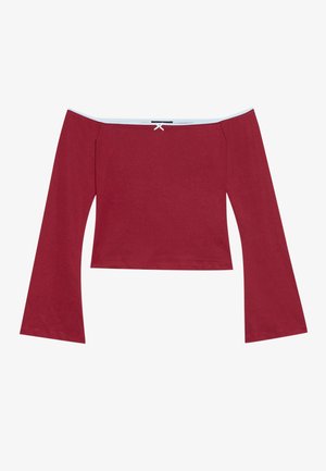 Rotes Off-Shoulder-Oberteil mit langen, ausladenden Ärmeln. Hergestellt aus glattem Stoff und mit einem kontrastierenden, hellblauen Ausschnittdetail.