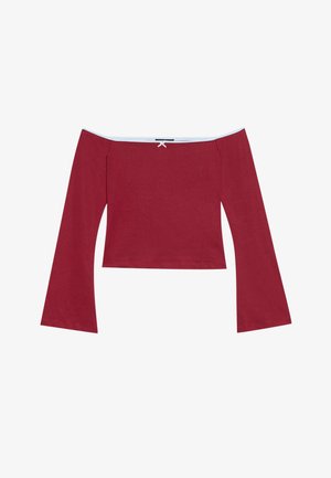 Rotes Off-Shoulder-Oberteil mit langen, ausladenden Ärmeln. Hergestellt aus glattem Stoff und mit einem kontrastierenden, hellblauen Ausschnittdetail.