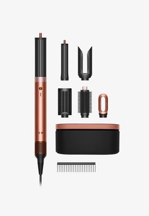 Set d'outils de coiffure comprenant un élégant manche en or rose, plusieurs embouts noirs, un étui de rangement noir et un peigne. Surfaces texturées et formes variées.