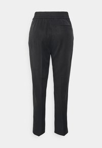 Pantalons noirs fuselés avec une taille élastique, texture lisse et une poche arrière simple. Design simple sans motifs ou accents visibles.