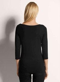 Zwarte longsleeve top met een brede hals en een aansluitend ontwerp, met een zachte stof en een mouwlengte tot halverwege de arm. Ideaal voor lagen of casual gebruik.
