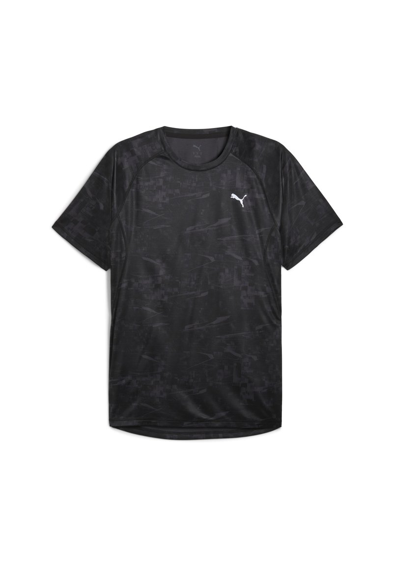 Sort atletisk T-shirt med et subtilt geometrisk mønster, korte ærmer, rund hals og reflekterende hvidt logo på brystet.