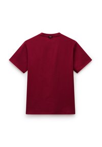 Burgundské tričko, krátké rukávy, kulatý výstřih, vyrobeno z bavlněné tkaniny. Hladká textura, jednoduchý design, žádné viditelné vzory ani akcenty.