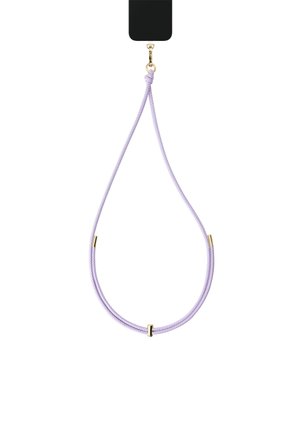Lila koordketting met kleine gouden buisparels en een gouden gesp bevestigd aan een zwarte displayhouder.