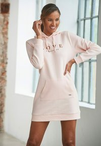 Helles rosa Kapuzenkleid aus weichem Stoff, mit einer frontalen Tasche, goldenen Buchstaben, die "LOVE yourself" lesen, und gerippten Saumakzenten.