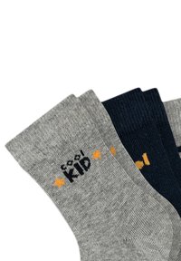 Szare i granatowe skarpetki dziane o prążkowanej strukturze; posiadają tekst "cool KID" oraz pomarańczowe gwiazdki na szarej parze. Wyświetlone trzy pary.