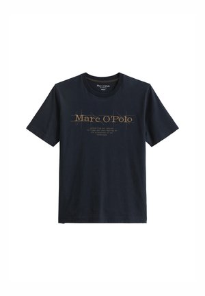 Navyblauwe katoenen t-shirt met korte mouwen, ronde halslijn en een gouden opdruk met "Marc O'Polo" en een boodschap over natuurbescherming.