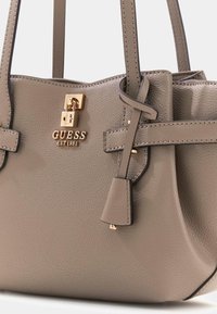 Graue Handtasche aus Kunstleder mit zwei Griffen, goldfarbenen Beschlägen und einem dekorativen Schlossdetail. Verfügt über gestochene Akzente und ein strukturiertes Design.