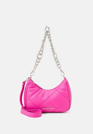 Bolso de hombro acolchado rosa Valentino con correa de cadena plateada y correa adicional de cuero rosa sobre fondo blanco liso.