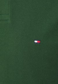 Tommy Hilfiger REGULAR - Polo - national forest