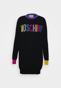Robe-pull noire à manches longues avec les lettres colorées "MOSCHINO", col violet, poignet gauche rose et poignet droit jaune.