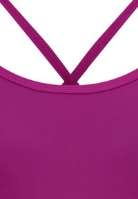 Haut de maillot de bain fuchsia avec une texture lisse, des bretelles croisées et un col rond, conçu pour le confort et le soutien.