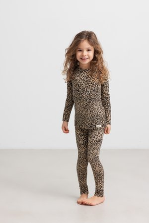Set di top a maniche lunghe e leggings con motivo leopardato in marrone e nero. Tessuto elastico, silhouette aderente, collo rotondo e etichetta in vita.