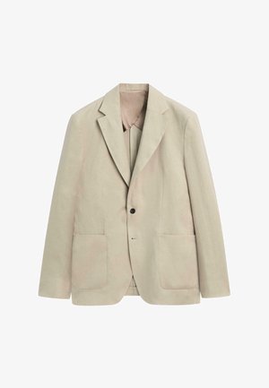 Beżowy marynarka na jedno zapięcie z wąskimi klapami, jednym czarnym guzikiem i dwoma przednimi naszywanymi kieszeniami, przedstawiona na białym tle.