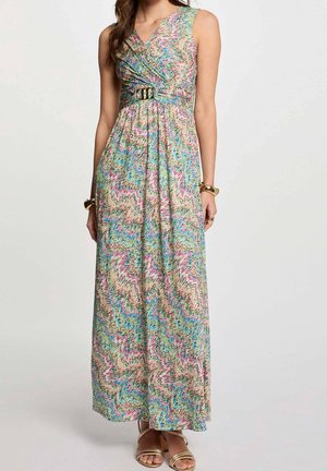 Robe longue sans manches à motif zigzag multicolore, col en V et détail ceinture, portée avec des sandales dorées et des bracelets assortis.