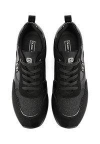 Le scarpe da ginnastica nere presentano un mix di materiali opachi e lucidi, con dettagli testurizzati e un design con lacci, mostrando una silhouette snella.