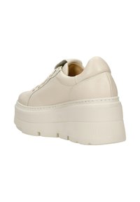 Sneaker bianco in pelle con suola piatta spessa e battistrada in gomma testurizzata. Design con lacci e tacco leggermente elevato, con fodera morbida.