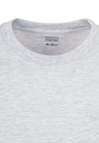 Lichtgrijze crewneck t-shirt gemaakt van een zachte katoenen stofmix. Heeft een gladde textuur en subtiele stikseldetails bij de zoom.