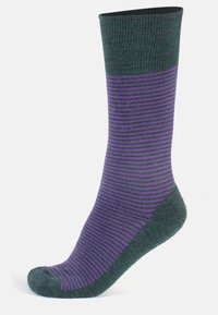 Calcetín a rayas verdes y moradas con un borde acanalado y textura suave, que presenta un talón y una puntera reforzados, diseñado para comodidad y durabilidad.