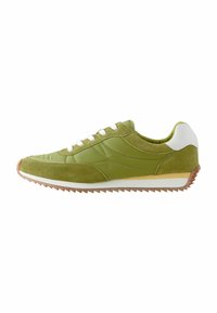 Grøn ruskind og nylon sneaker med hvide detaljer, flade snørebånd og en takket gummisål for godt greb.