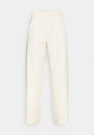 Pantaloni crem, cu talie înaltă, cu un croi ajustat, având pliseuri frontale și o textură netedă. Picioare drepte și fără elemente metalice vizibile.